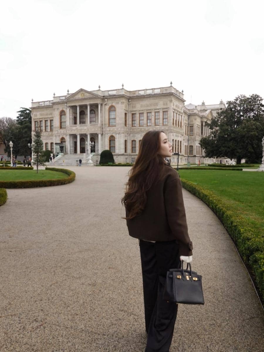 Agatha Chelsea jalan-jalan di Dolmabahçe Palace.