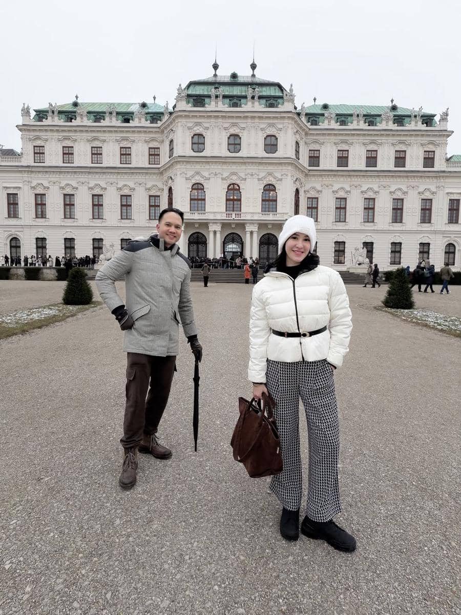 Elma Agustin dan suami ke museum Belvedere Palace.
