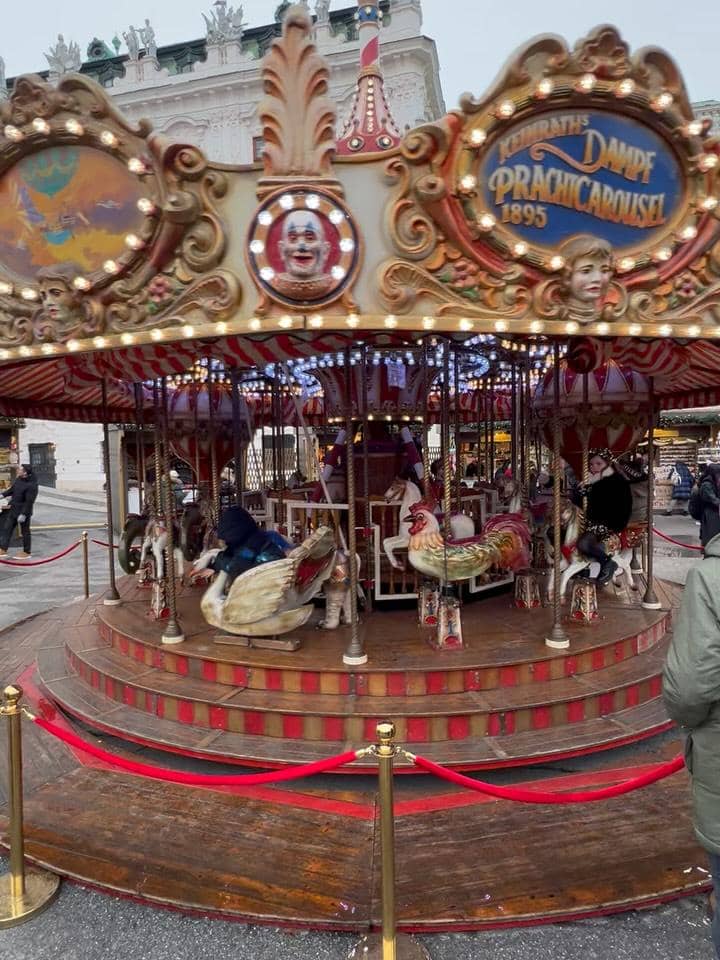 Elma Agustin dan suami ke museum Belvedere Palace.