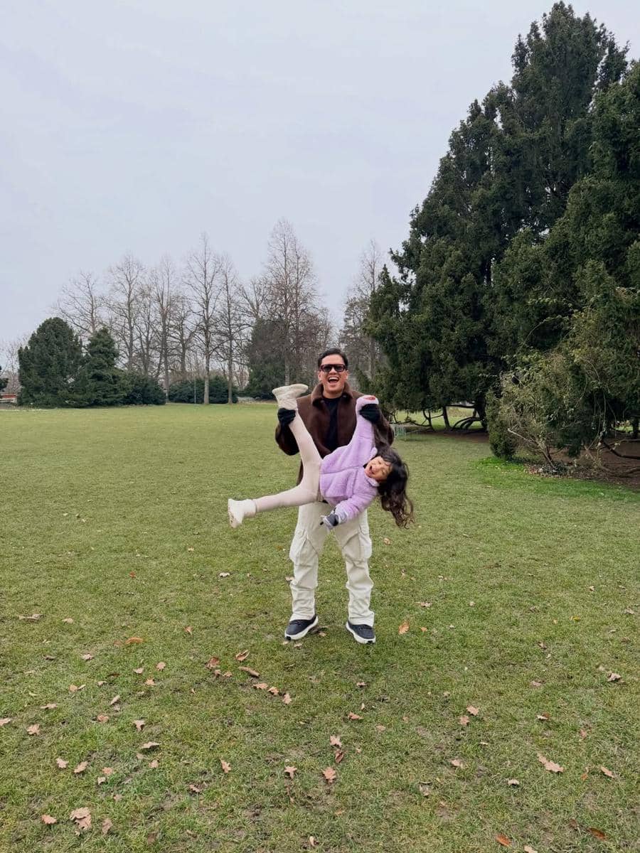 Keluarga Arief Muhammad jalan-jalan di Kota Bern.