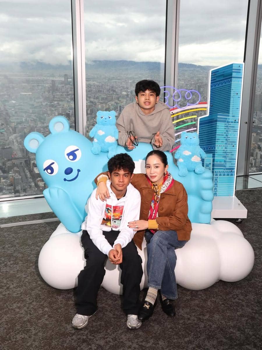 Bunga Zainal jalan-jalan di Osaka.