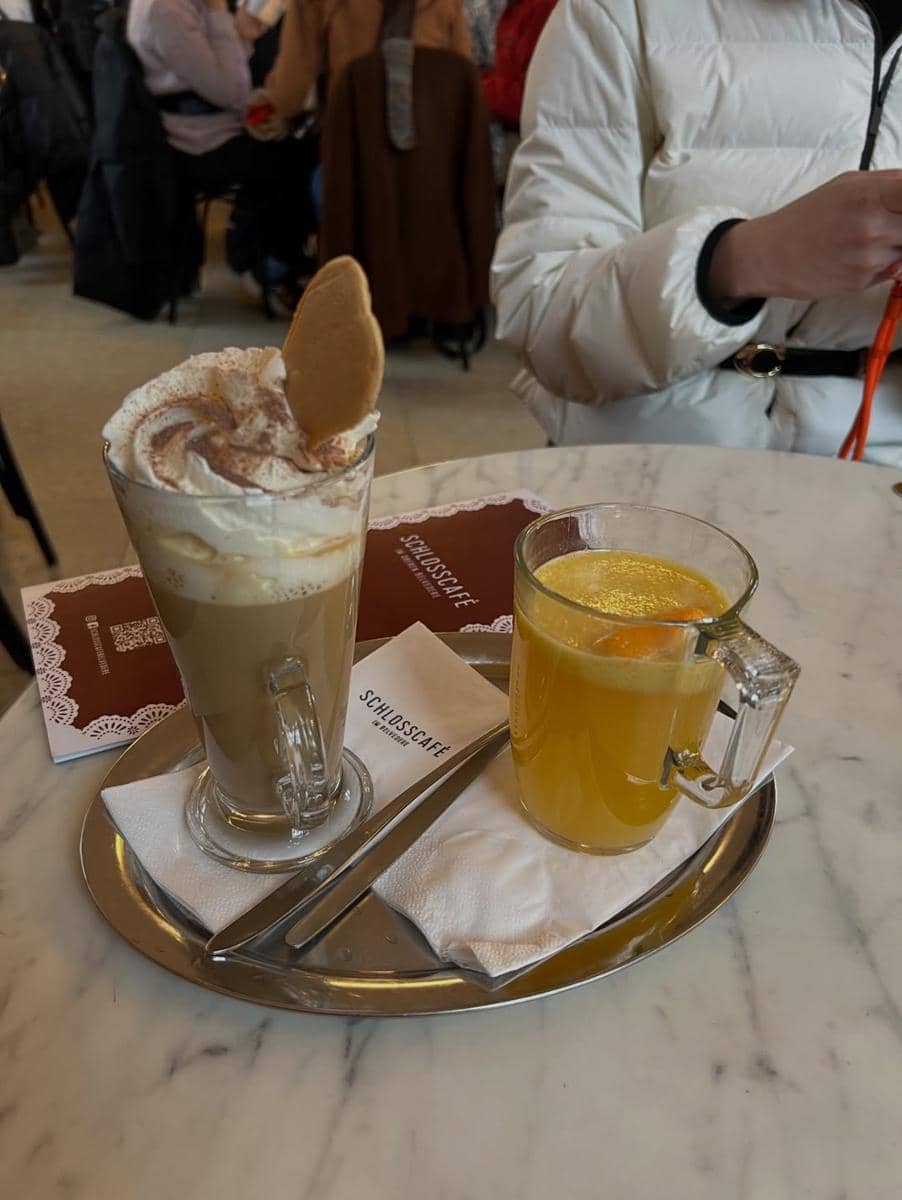 Elma Agustin dan suami ke museum Belvedere Palace.