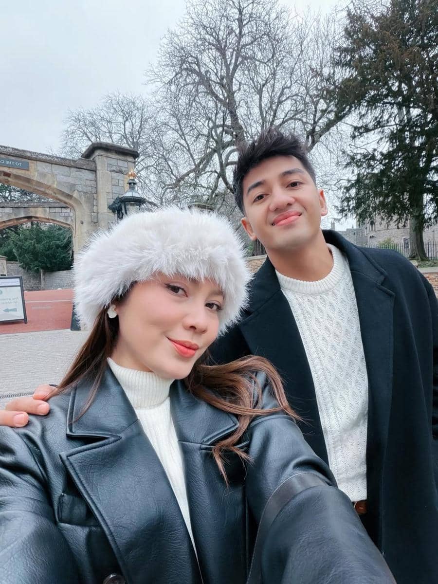 Harris Vriza dan Haviza jalan-jalan di Windsor Castle, UK.