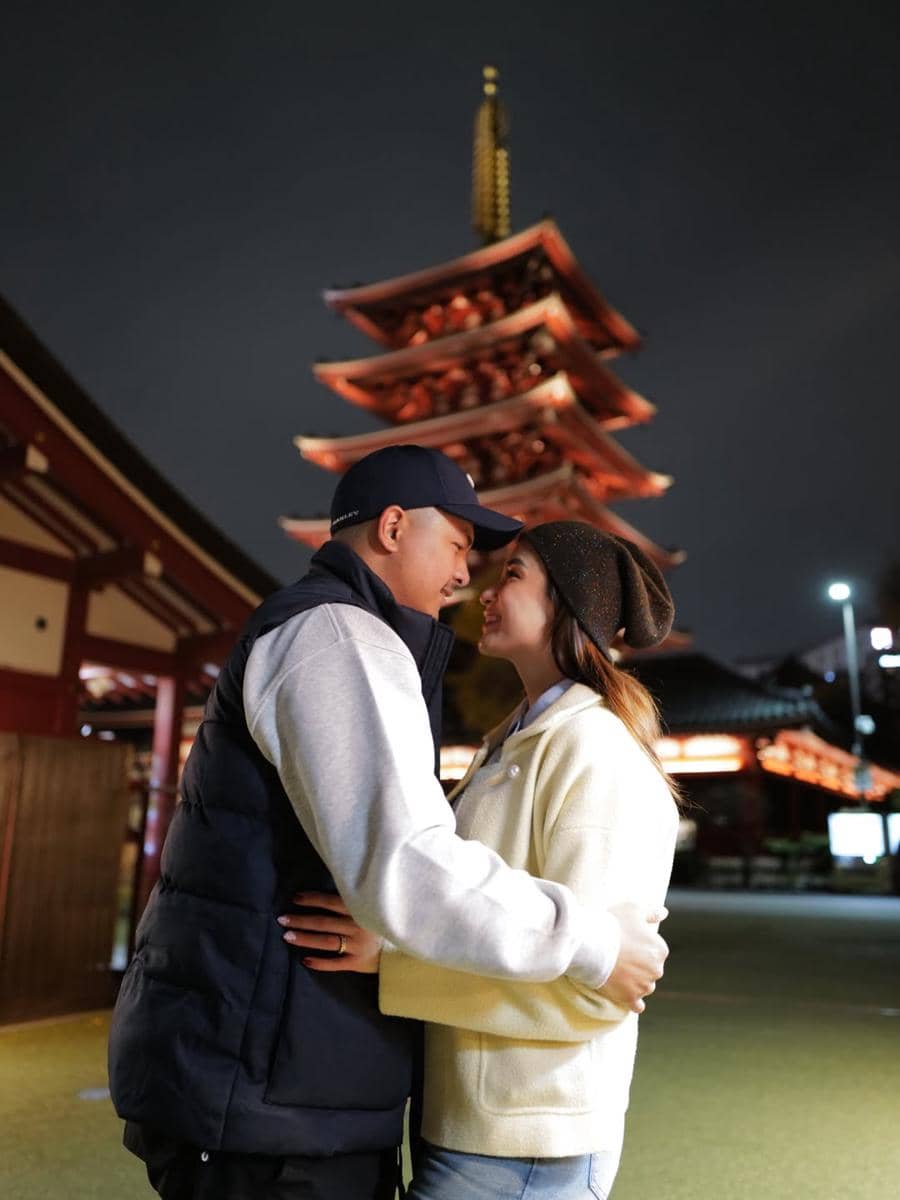 Keluarga Chelsea Olivia jalan-jalan di Asakusa.