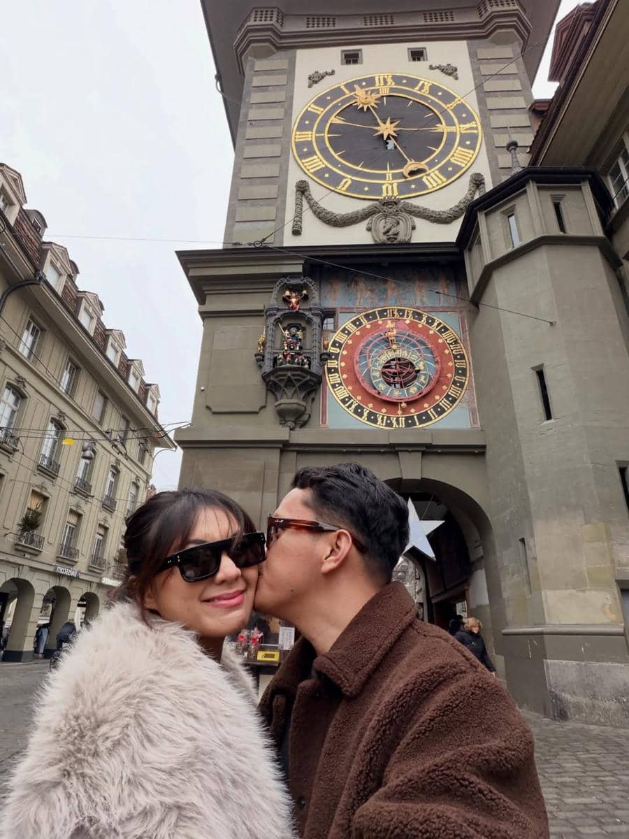 Keluarga Arief Muhammad jalan-jalan di Kota Bern.