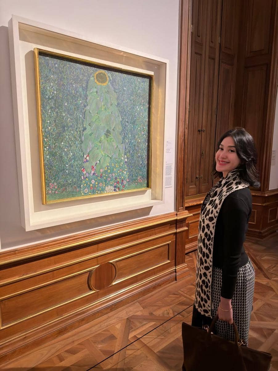 Elma Agustin dan suami ke museum Belvedere Palace.