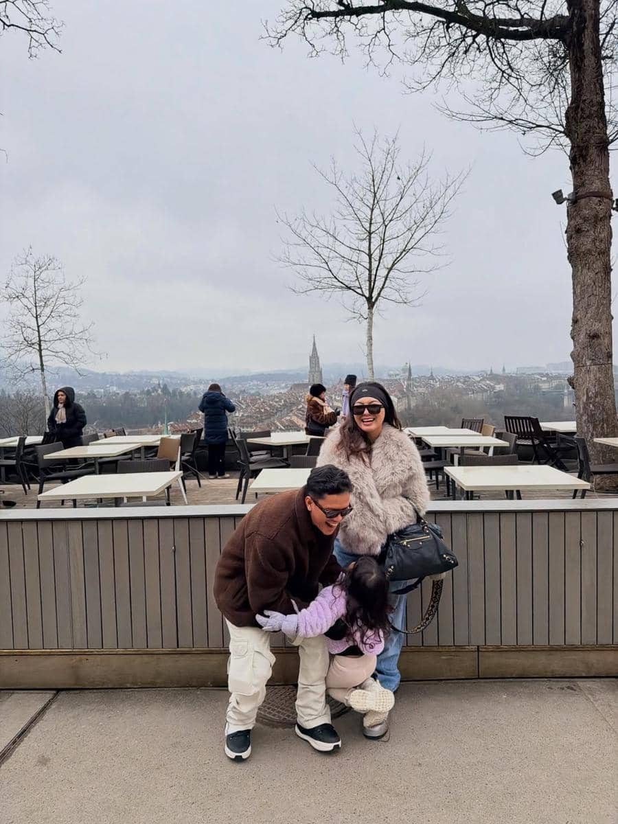 Keluarga Arief Muhammad jalan-jalan di Kota Bern.