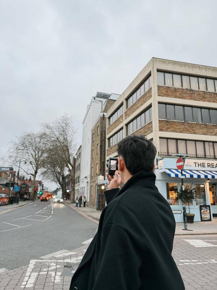 Harris Vriza dan Haviza jalan-jalan di Windsor Castle, UK.
