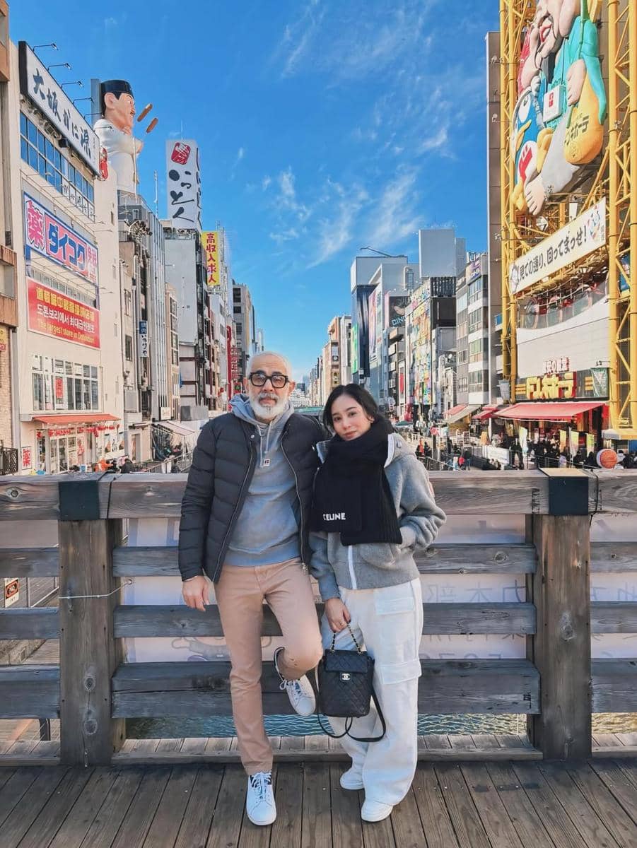 Bunga Zainal jalan-jalan di Osaka.