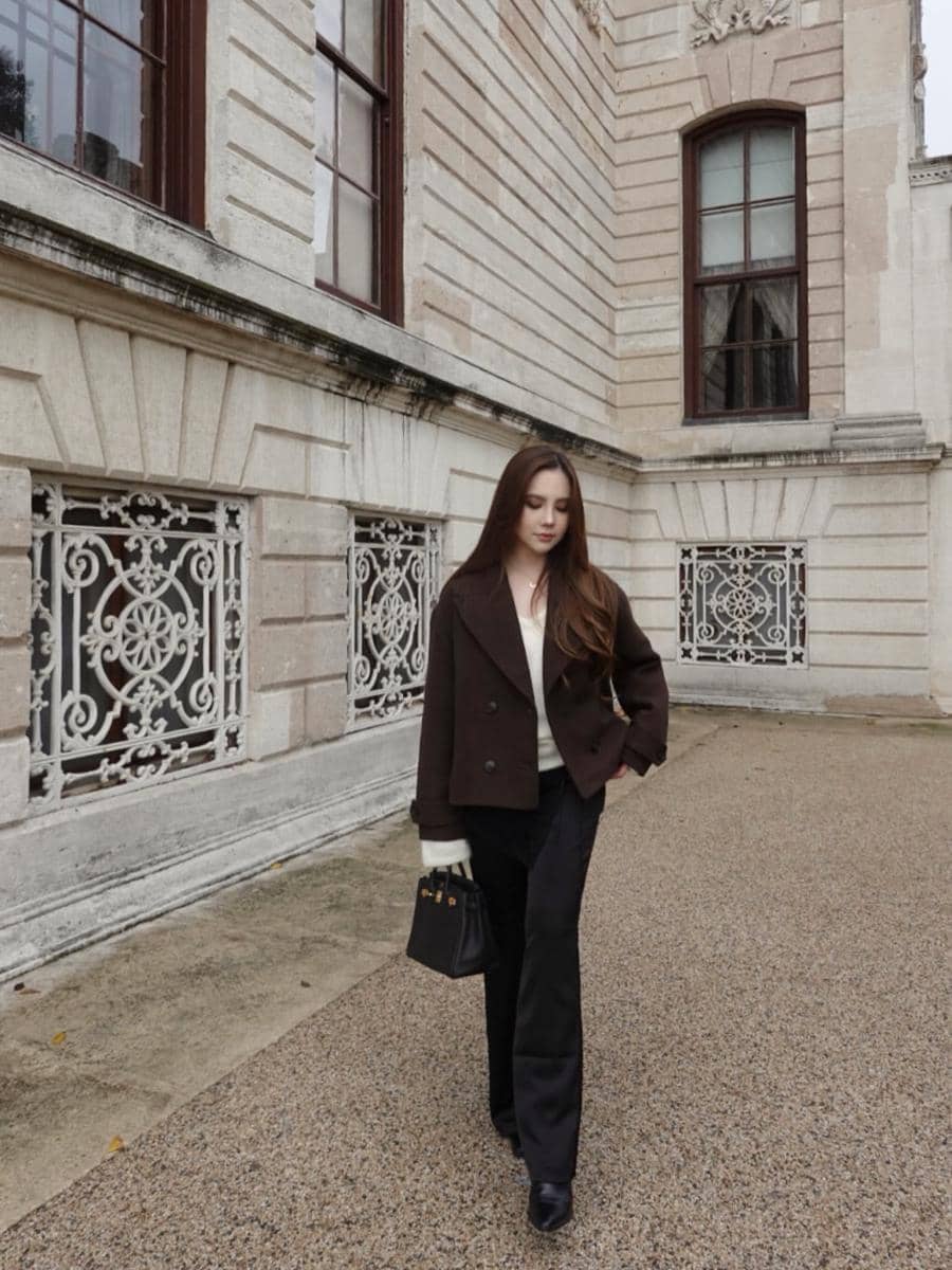 Agatha Chelsea jalan-jalan di Dolmabahçe Palace.