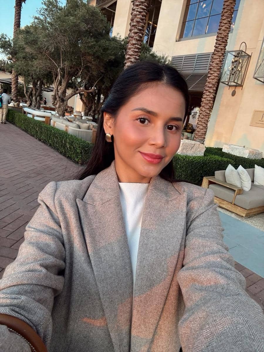Yunita Siregar menikmati sunset di Newport Beach.