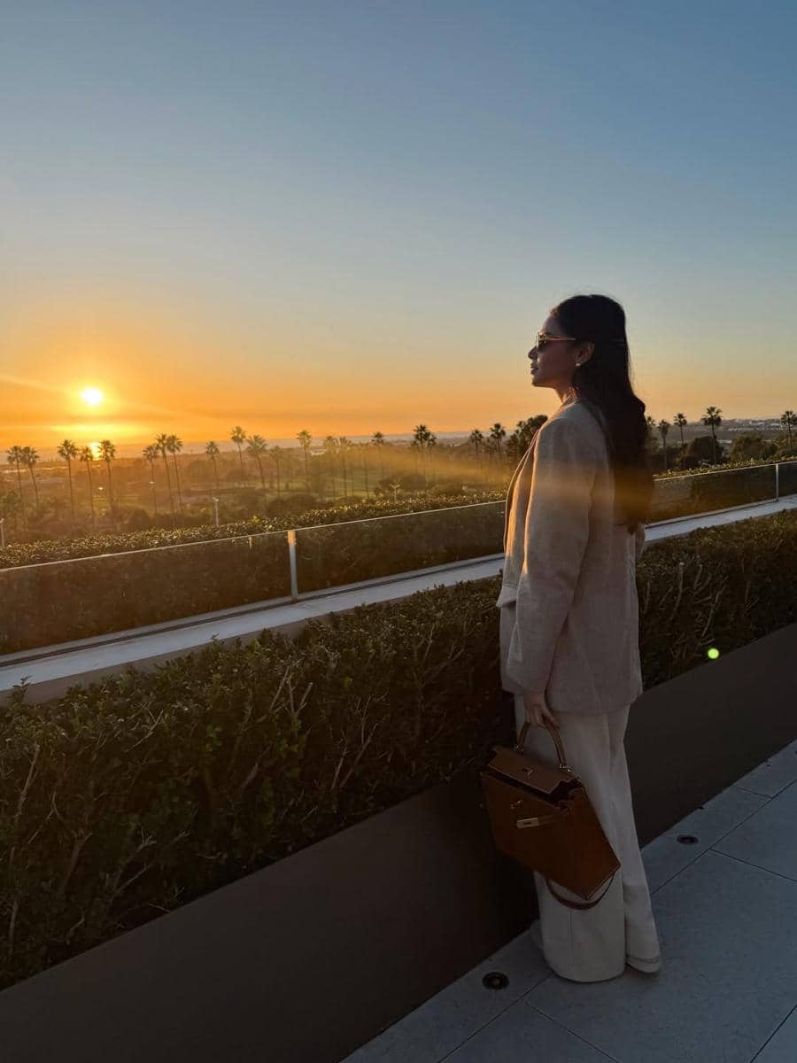 Yunita Siregar menikmati sunset di Newport Beach.