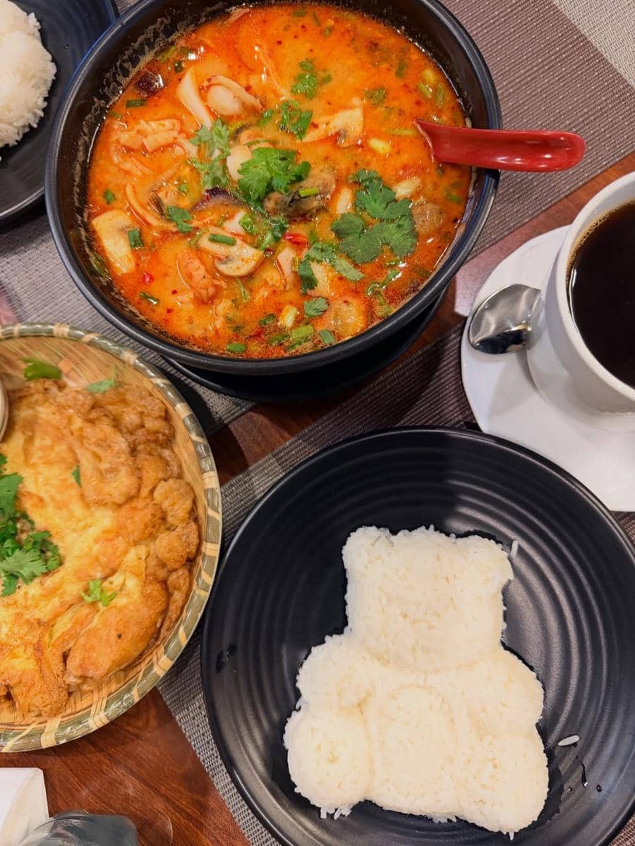 Keluarga Arief Muhammad jalan-jalan di Kota Bern.