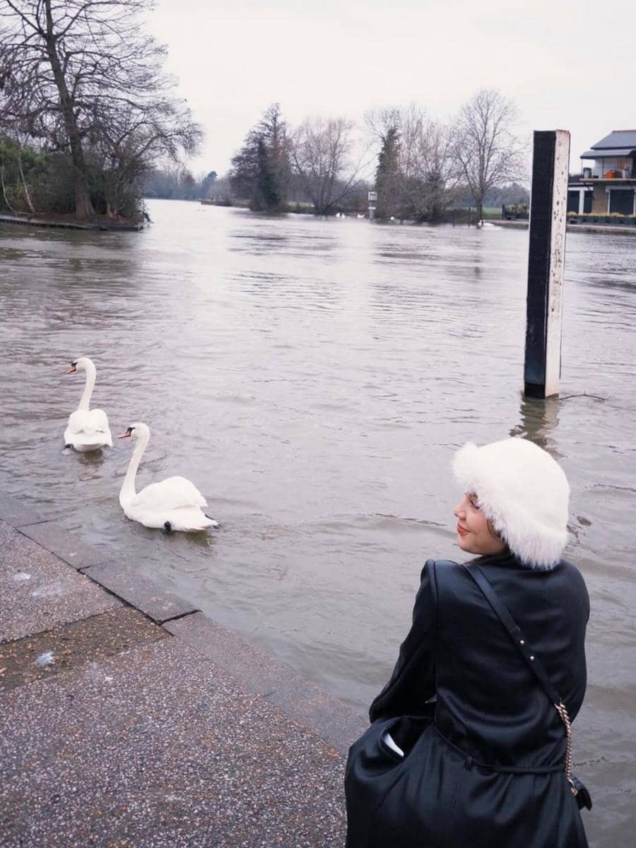 Harris Vriza dan Haviza jalan-jalan di Windsor Castle, UK.