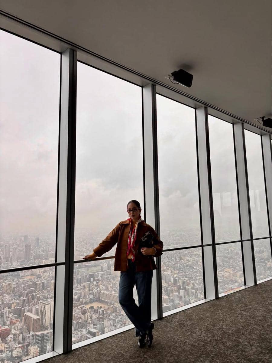 Bunga Zainal jalan-jalan di Osaka.