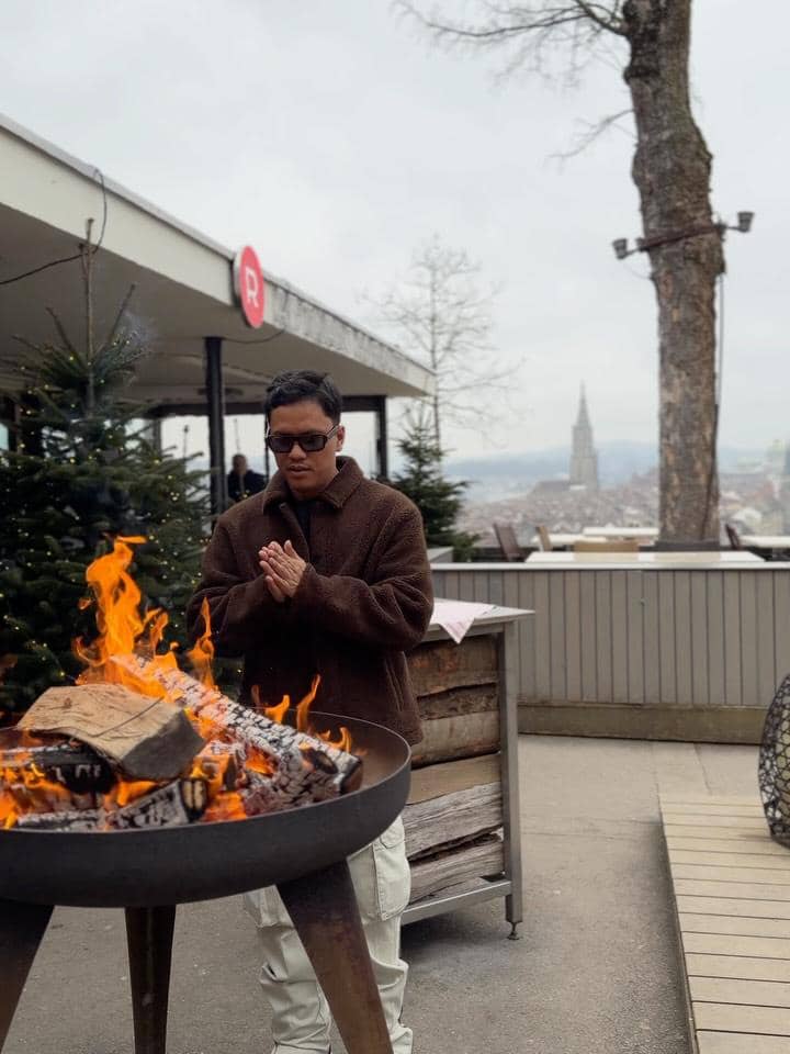 Keluarga Arief Muhammad jalan-jalan di Kota Bern.