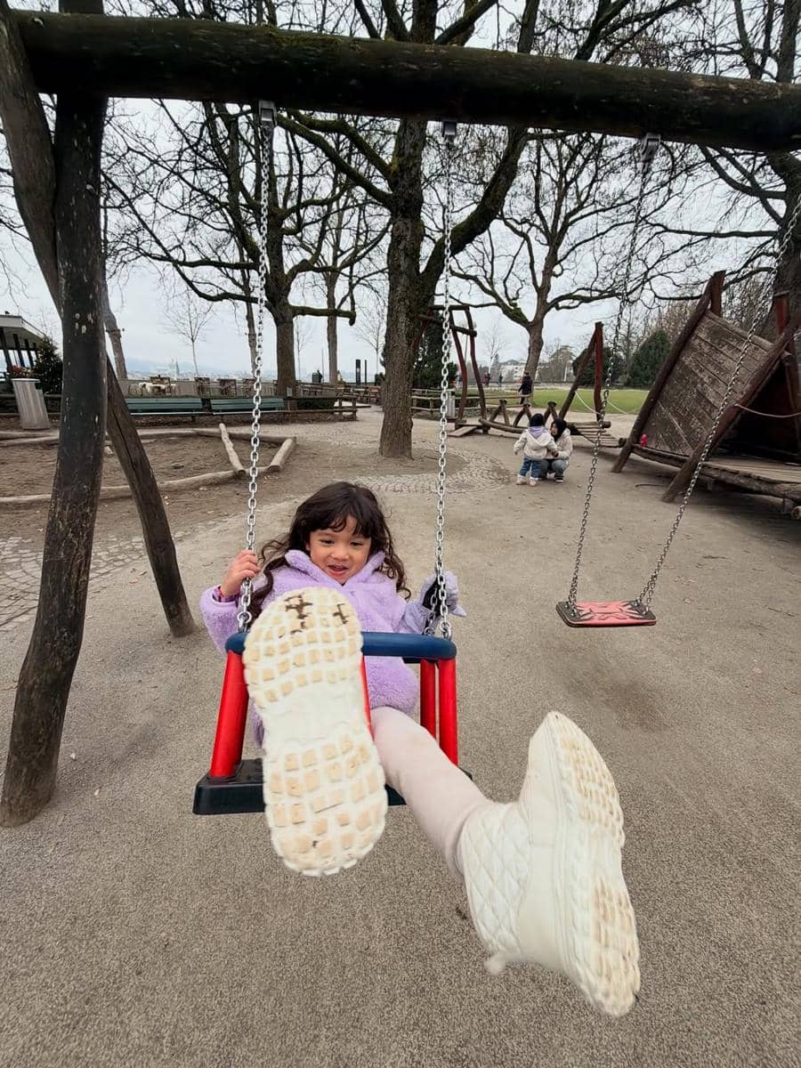 Keluarga Arief Muhammad jalan-jalan di Kota Bern.