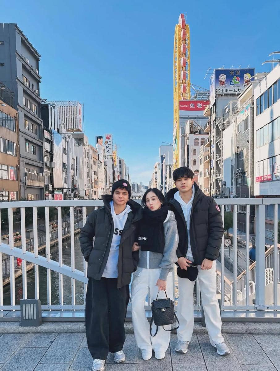 Bunga Zainal jalan-jalan di Osaka.