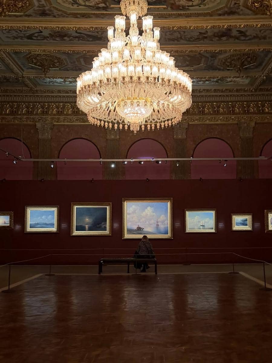 Agatha Chelsea jalan-jalan di Dolmabahçe Palace.