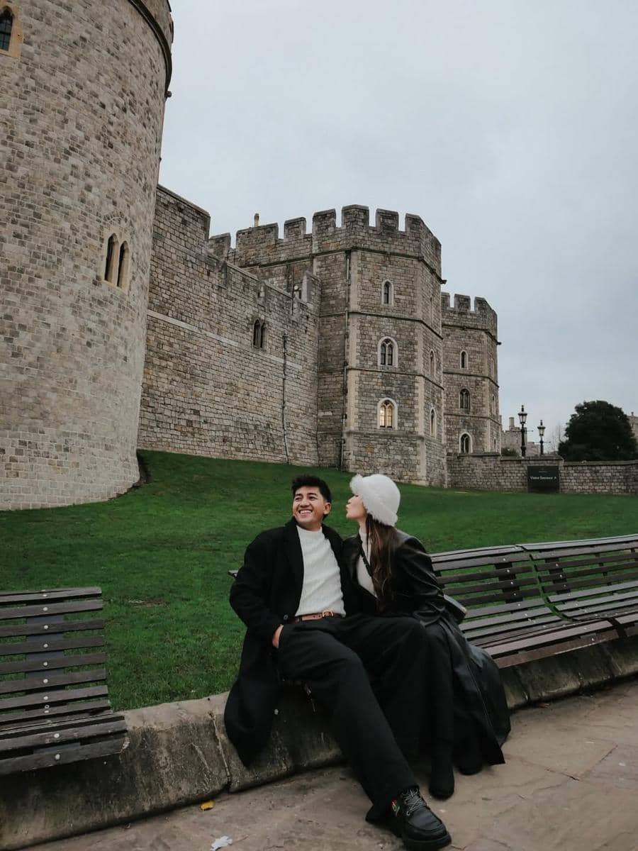 Harris Vriza dan Haviza jalan-jalan di Windsor Castle, UK.