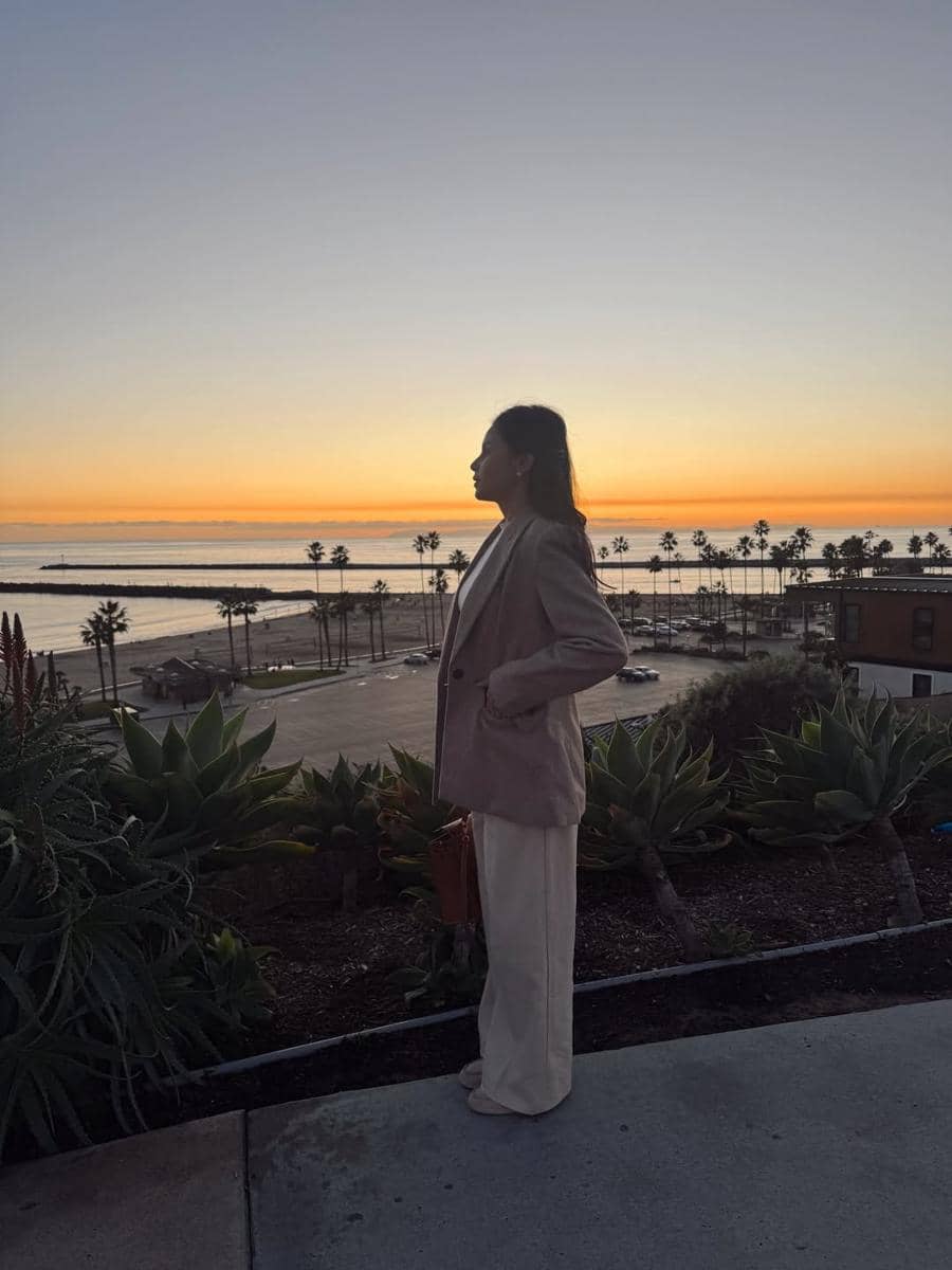 Yunita Siregar menikmati sunset di Newport Beach.