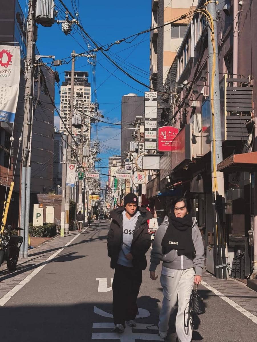 Bunga Zainal jalan-jalan di Osaka.