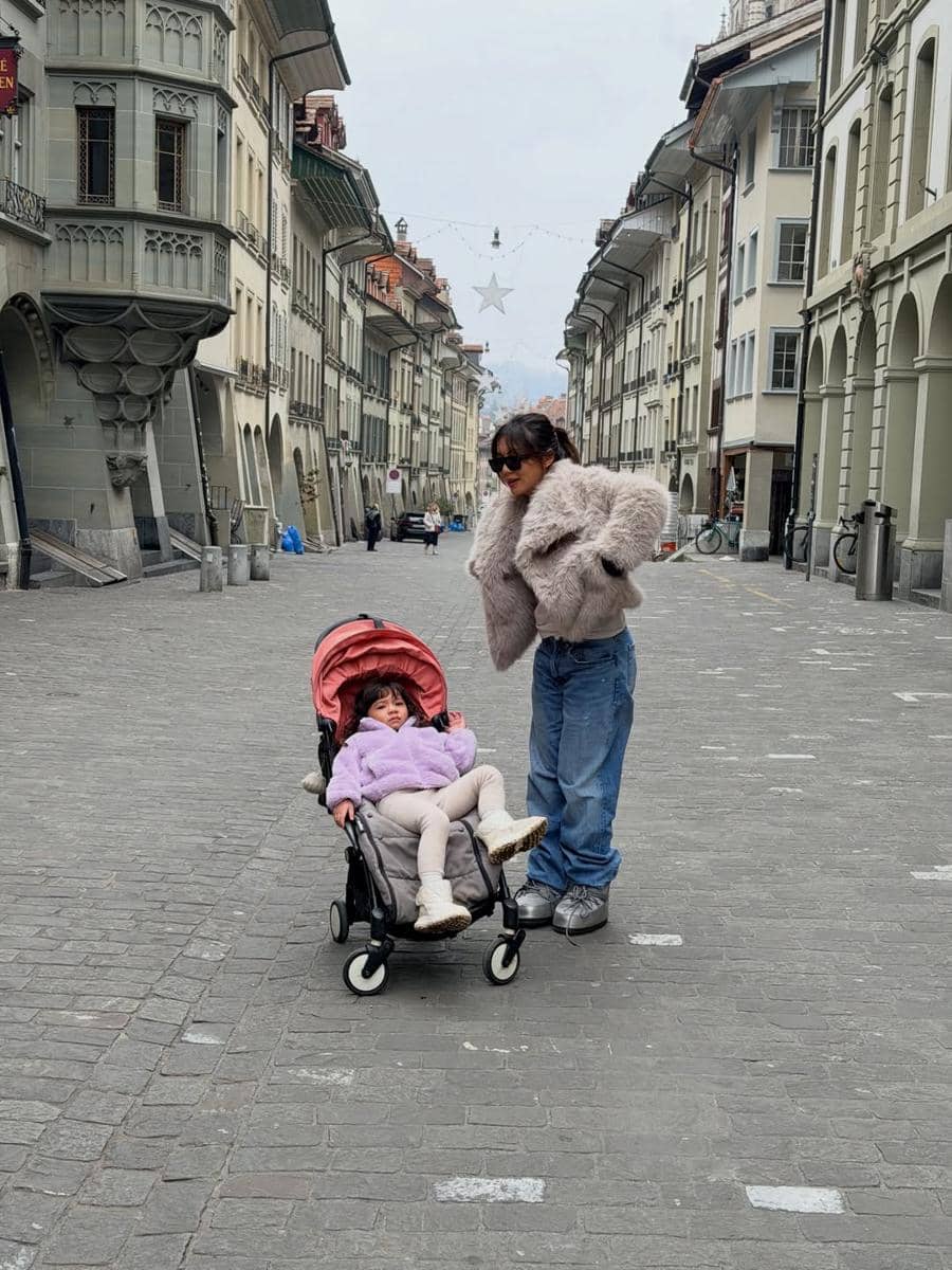 Keluarga Arief Muhammad jalan-jalan di Kota Bern.