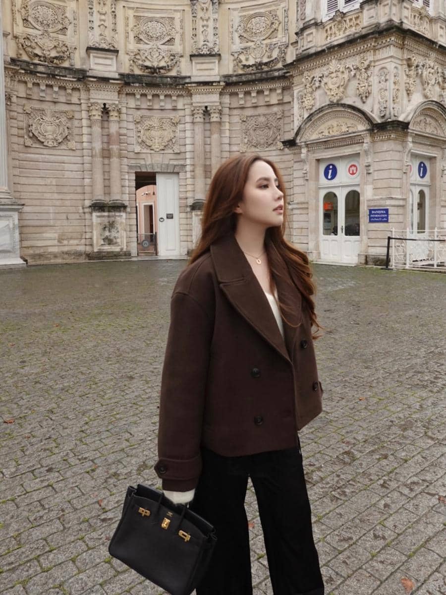 Agatha Chelsea jalan-jalan di Dolmabahçe Palace.