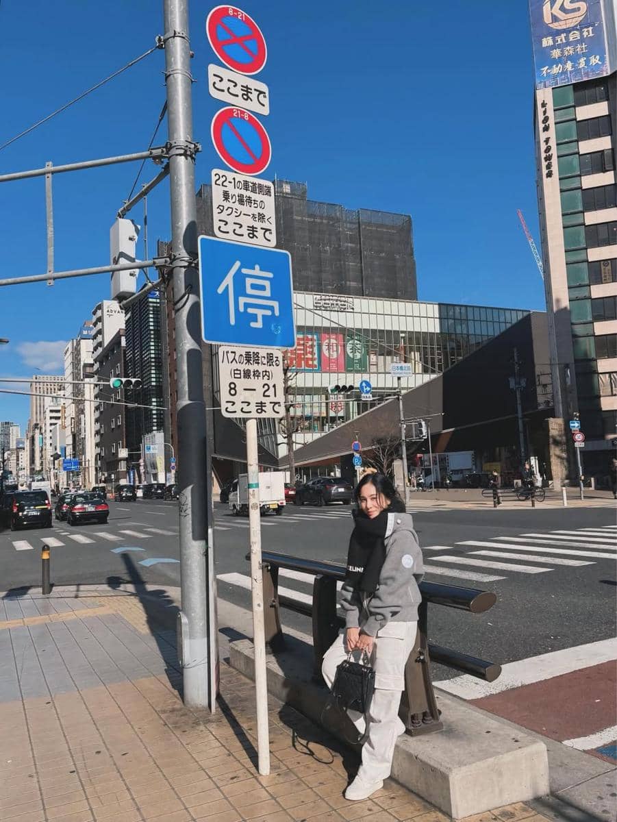 Bunga Zainal jalan-jalan di Osaka.