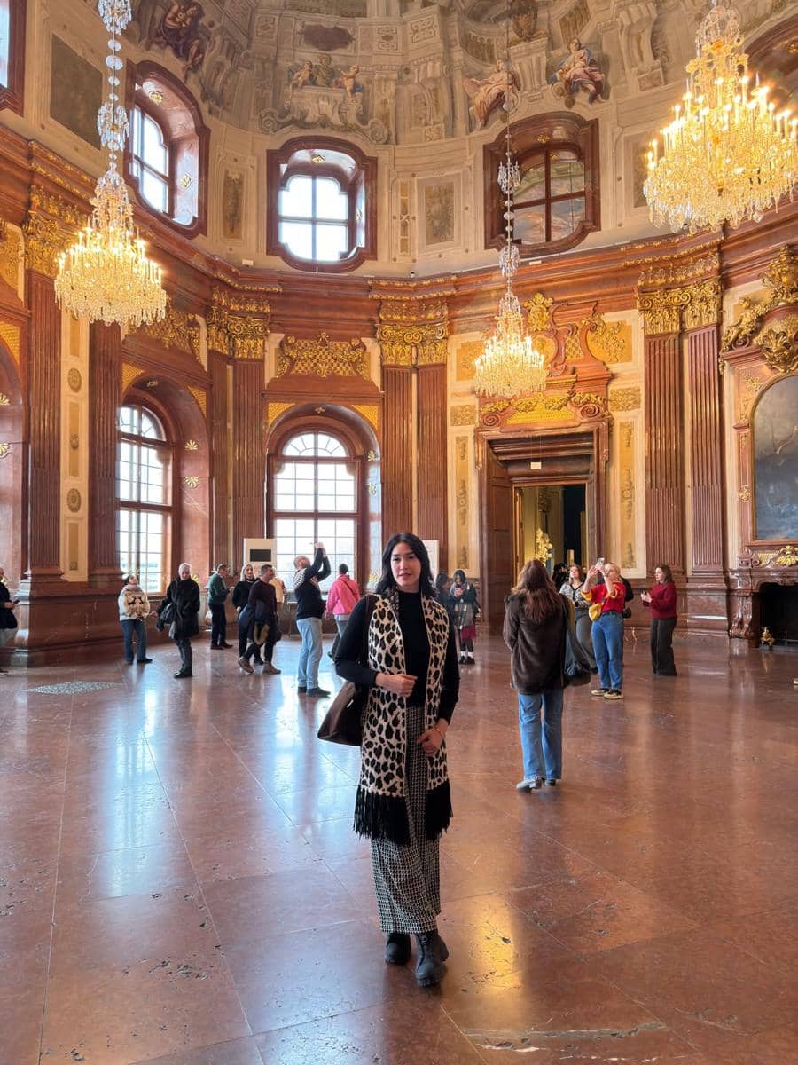 Elma Agustin dan suami ke museum Belvedere Palace.