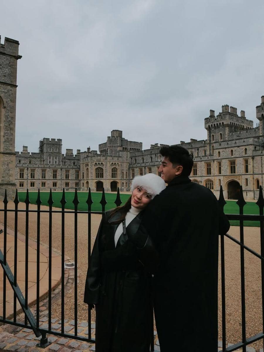 Harris Vriza dan Haviza jalan-jalan di Windsor Castle, UK.