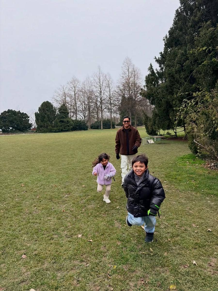 Keluarga Arief Muhammad jalan-jalan di Kota Bern.