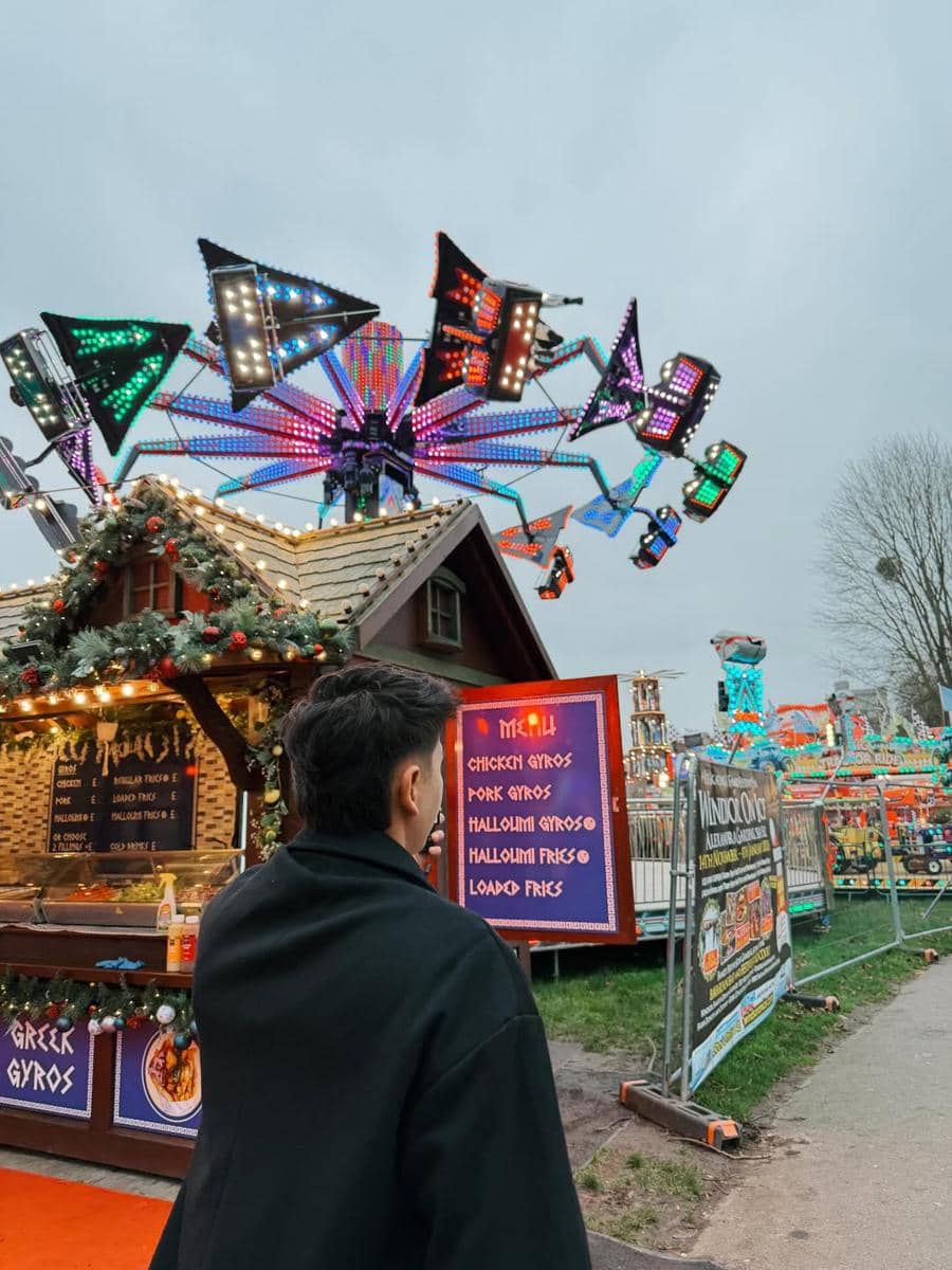 Harris Vriza dan Haviza jalan-jalan di Windsor Castle, UK.
