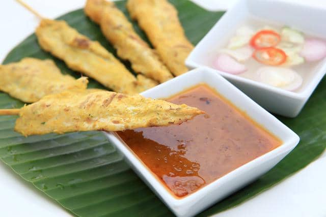 ilustrasi sate dan saus kacang khas Thailand