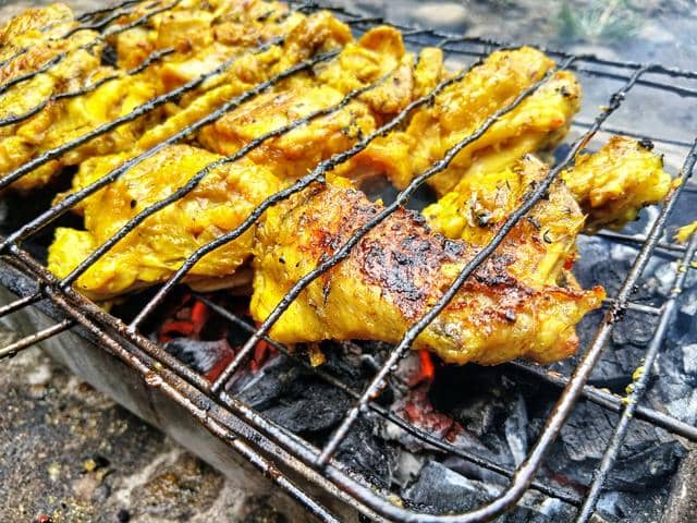 ilustrasi membakar ayam yang telah diungkep