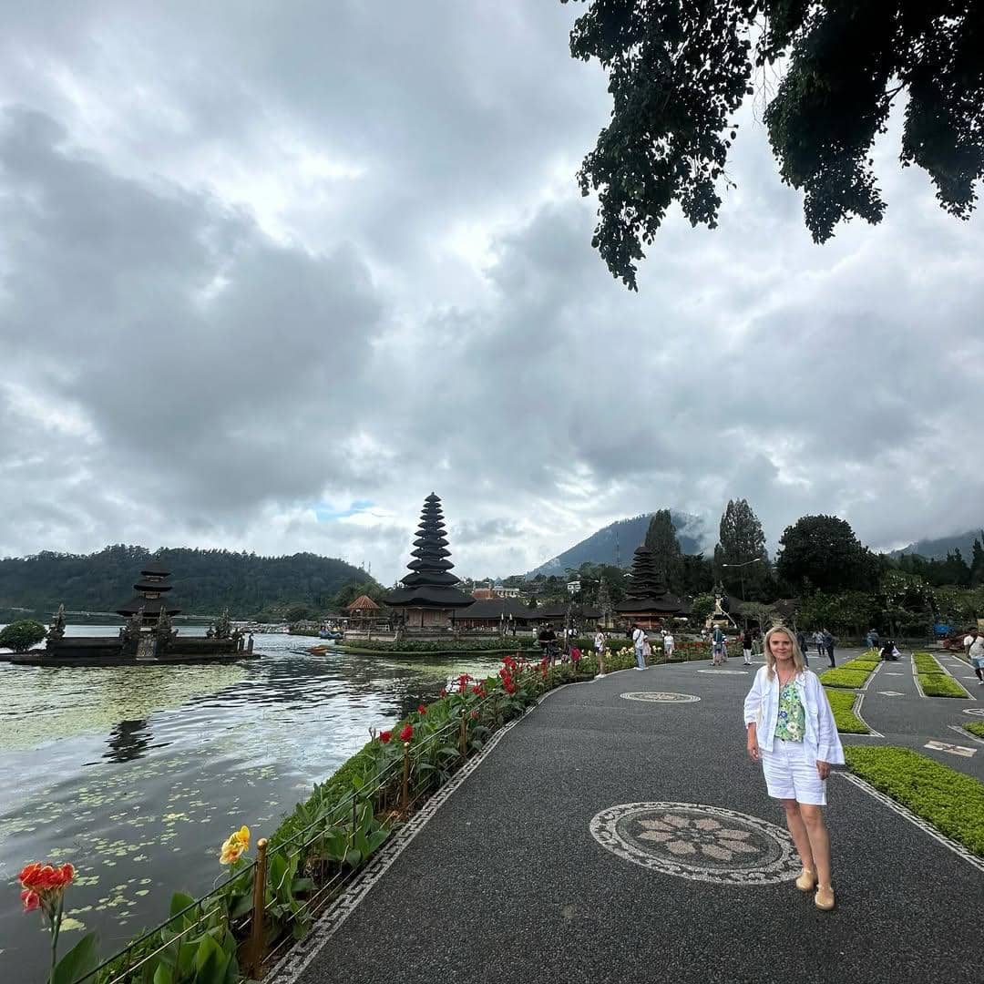 suasana di Pura Ulun Danu Beratan (instagram.com/gab.mirica & ulundanuberatan)