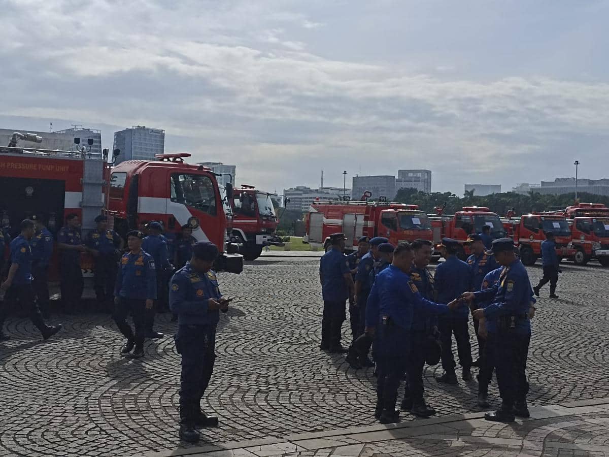 Pramono Anung serahkan mobil hibah operasional ke Damkar DKI Jakarta di Monas