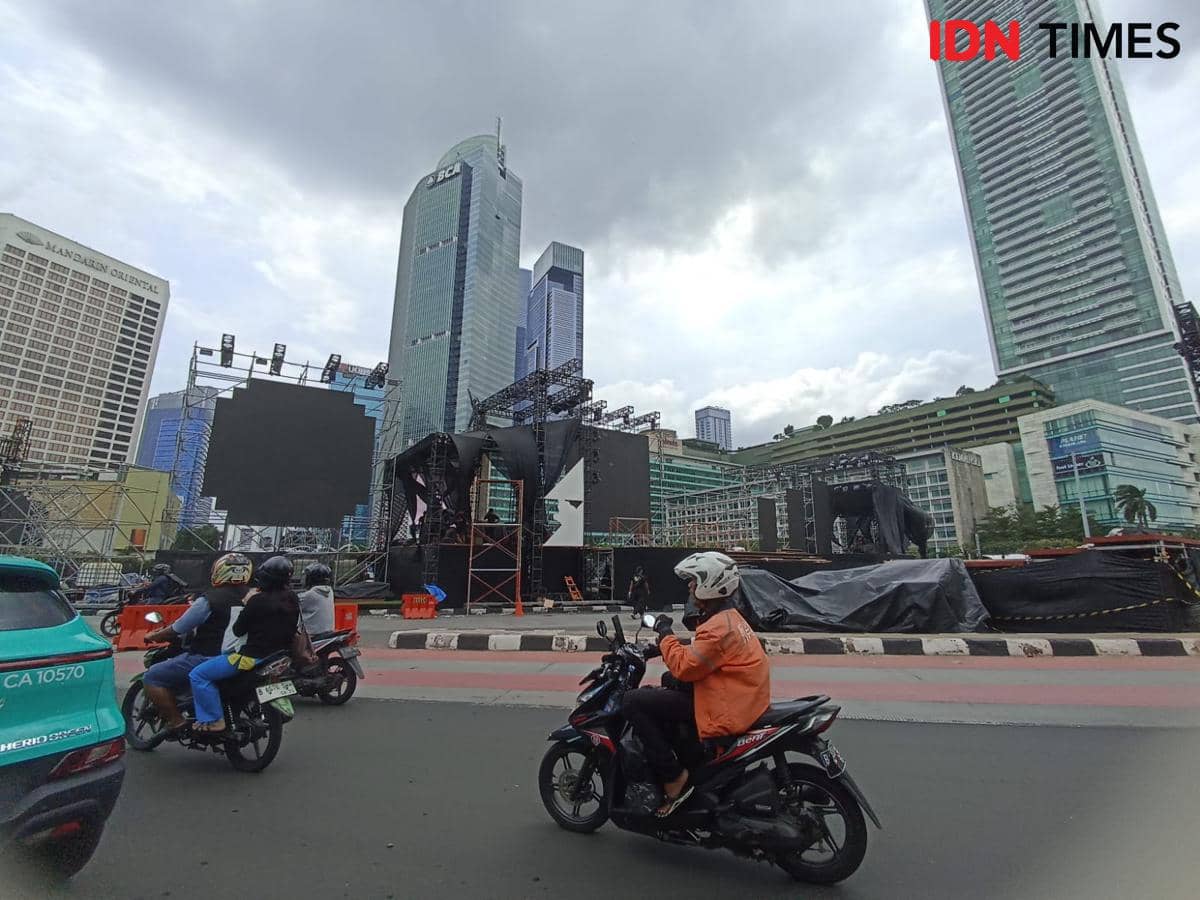 Waspada, Habis Hujan Terbitlah Lubang Menganga di Jalan Jakarta
