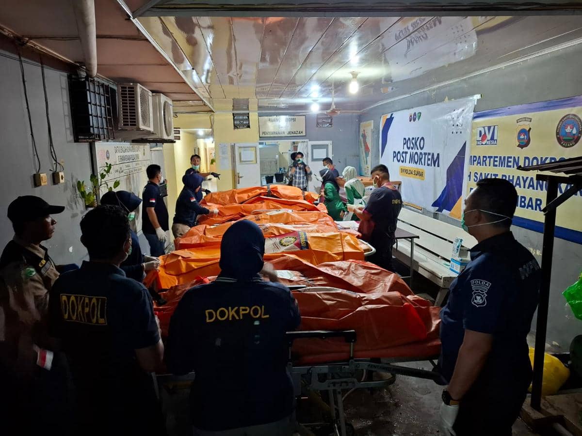 Tim DVI Polda Sumbar melakukan identifikasi jenazah di RS Bhayangkara Polda Sumbar