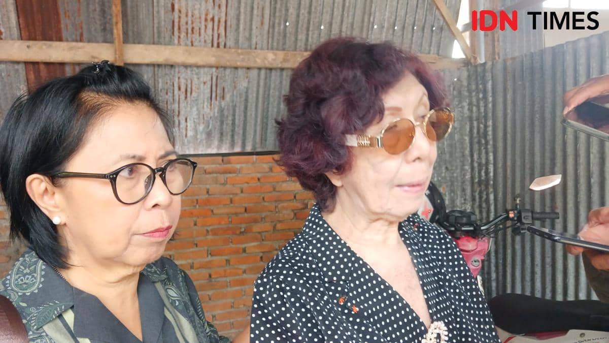 Pemilik Panti Wreda Damai di Manado, Olva Sumual (kanan), Senin (29/12/2025). IDN Times/Savi