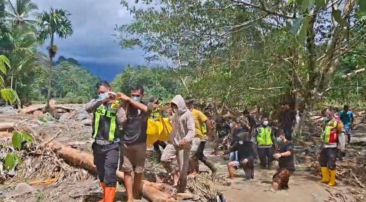 Iptu Rudi Chandra mengangkat jenazah yang ditemukan bersama personel lainnya dan warga