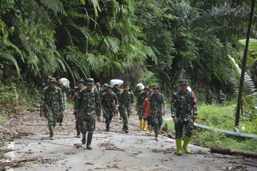 Prajurit TNI AD berjalan kaki menyalurkan bantuan ke masyarakat di Dusun I Desa Simaningir, Tapanuli Tengah (Dok. Dispenad)