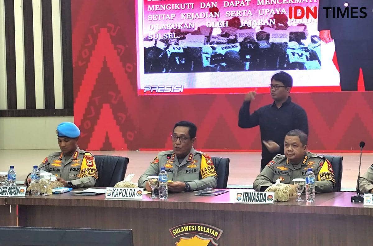 Kapola Sulsel, Djuhandhani Raharjo Puro didampingi Kabid Propam dan Irwasda saat Rilis Akhir Tahun 2025 di Aula Mappaodang Mapolda Sulsel, Senin (29/12/2025). IDN Times/Darsil Yahya