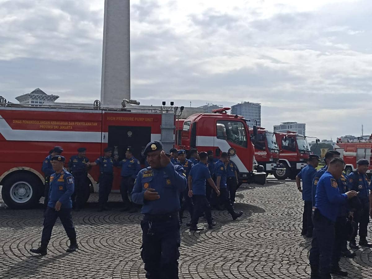 Pramono Anung serahkan mobil hibah operasional ke Damkar DKI Jakarta di Monas