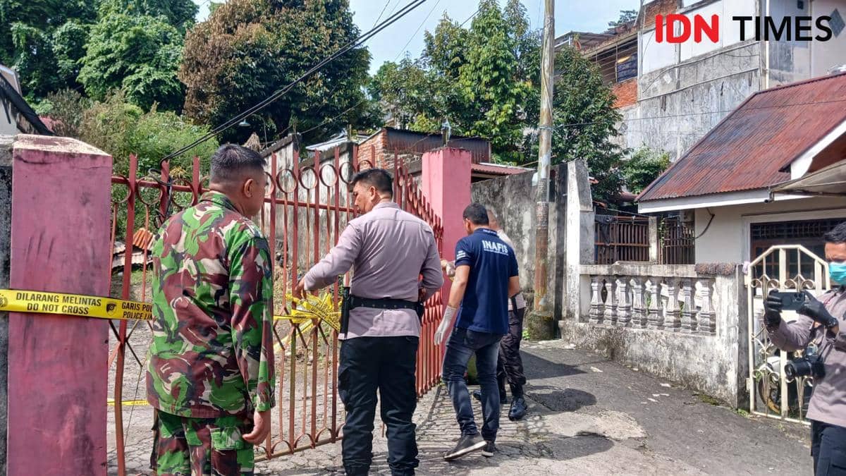 Petugas mengolah TKP kebakaran Panti Wreda Damai di Manado, Sulawesi Utara, Senin (29/12/2025). IDNT imes/Savi