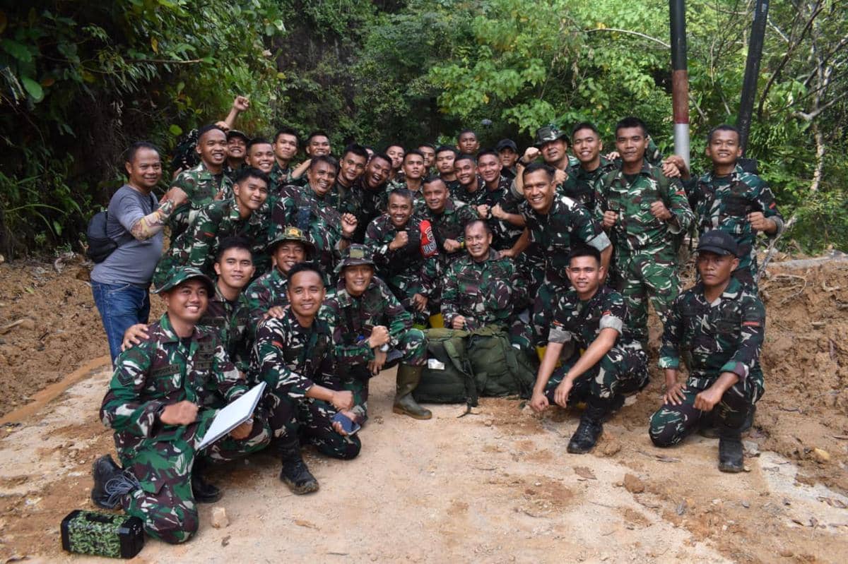 Prajurit TNI AD berjalan kaki menyalurkan bantuan ke masyarakat di Dusun I Desa Simaningir, Tapanuli Tengah (Dok. Dispenad)