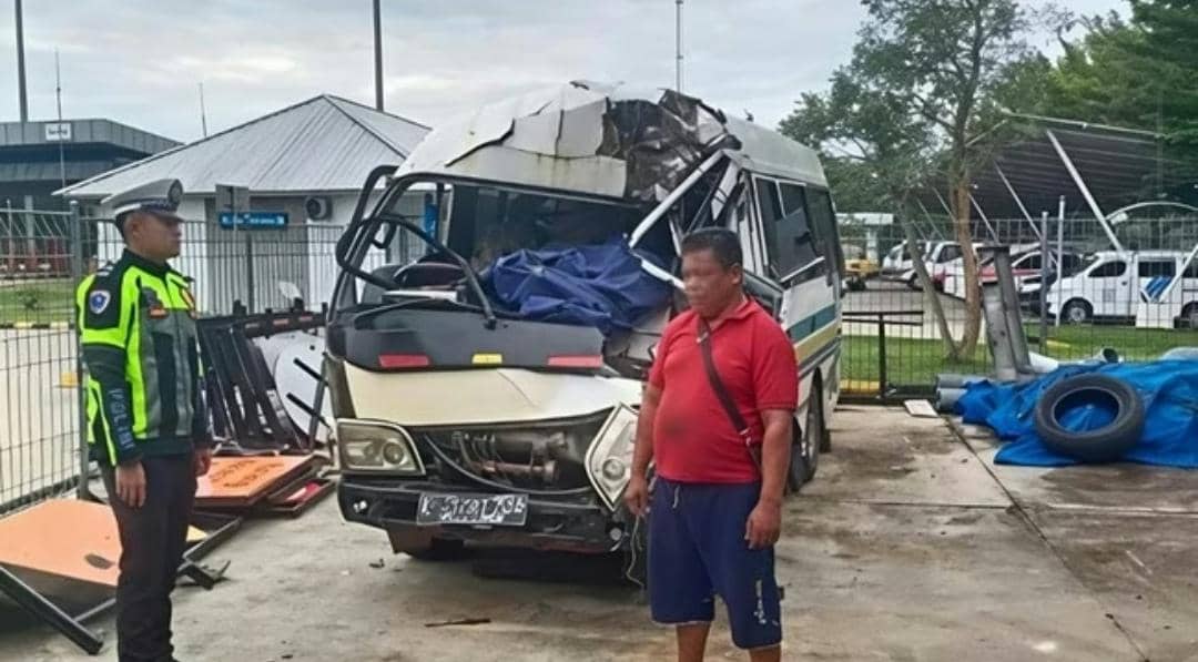 Kondisi travel yang mengalami kecelakaan di tol Terpeka.