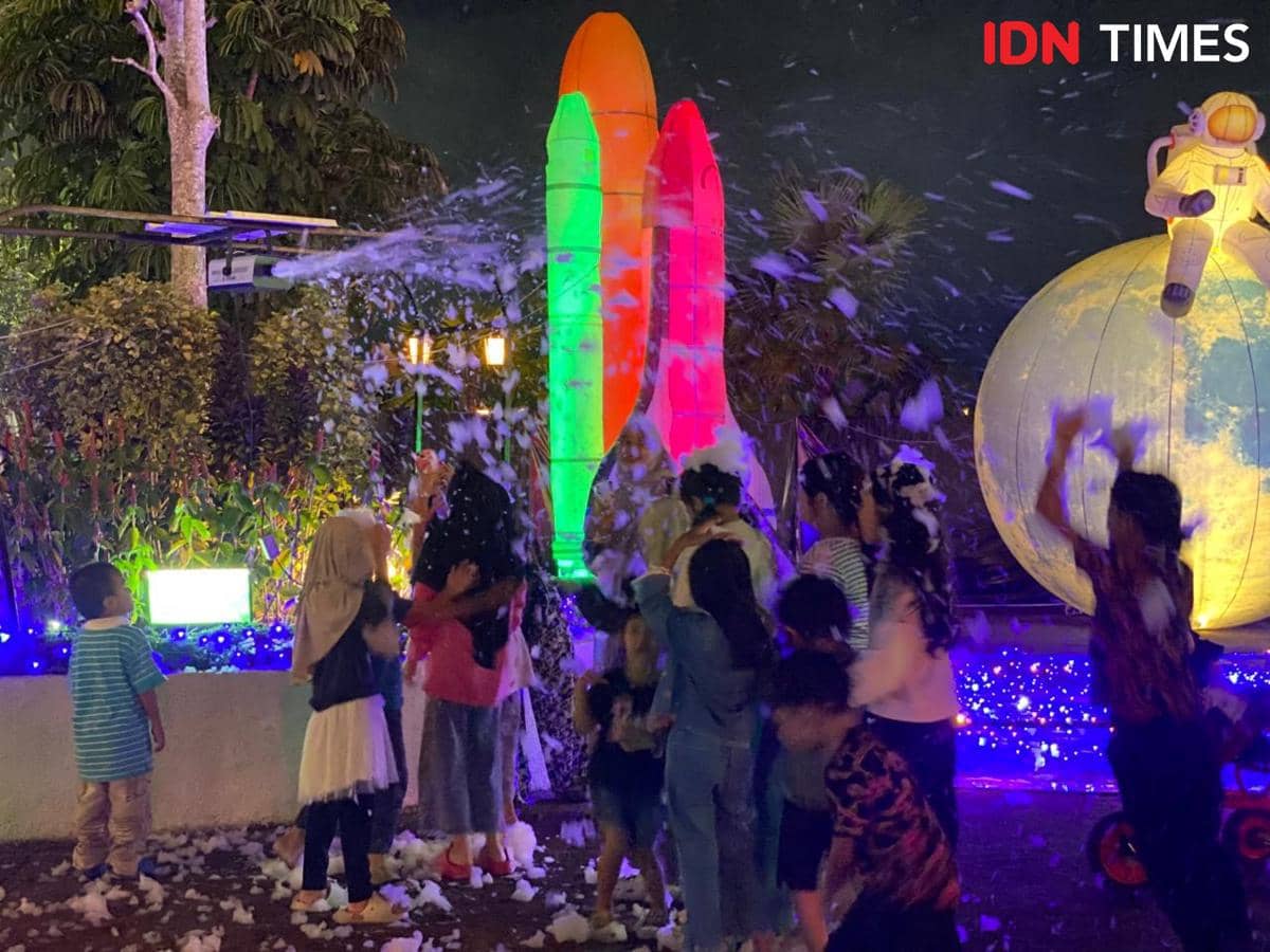 Suasana pengunjung di Glow Park. 