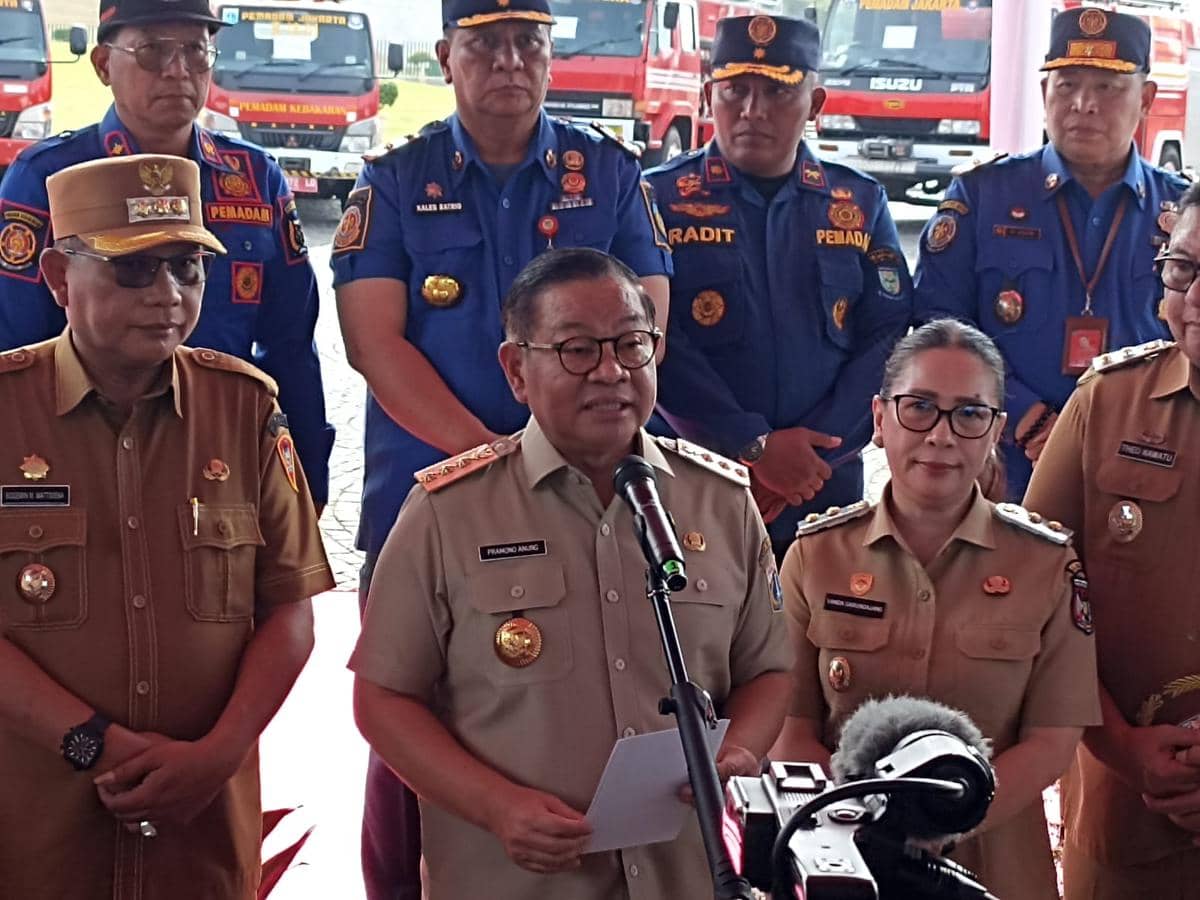 Pramono Anung serahkan mobil hibah operasional ke Damkar DKI Jakarta di Monas