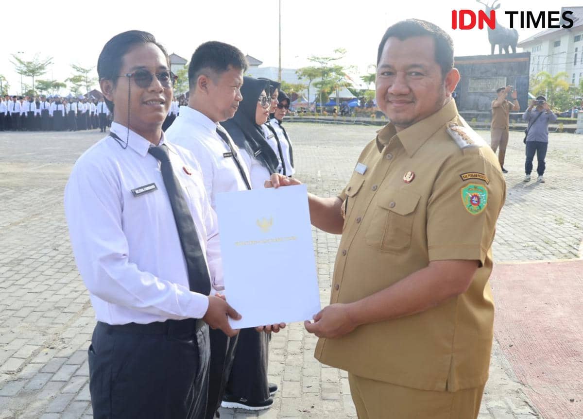 Bupati PPU Mudyat Noor serahkan SK P3K Paruh waktu ke perwakilan honorer